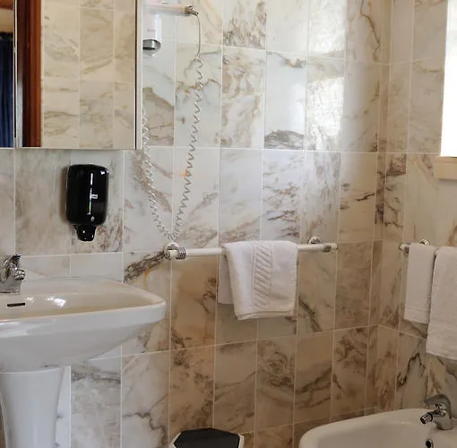 Guest house Residencia Agua De Madeiros 2*