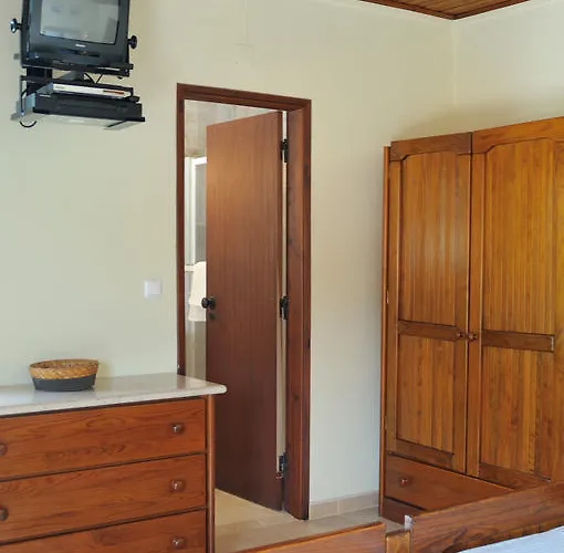 Guest house Residencia Agua De Madeiros 2*